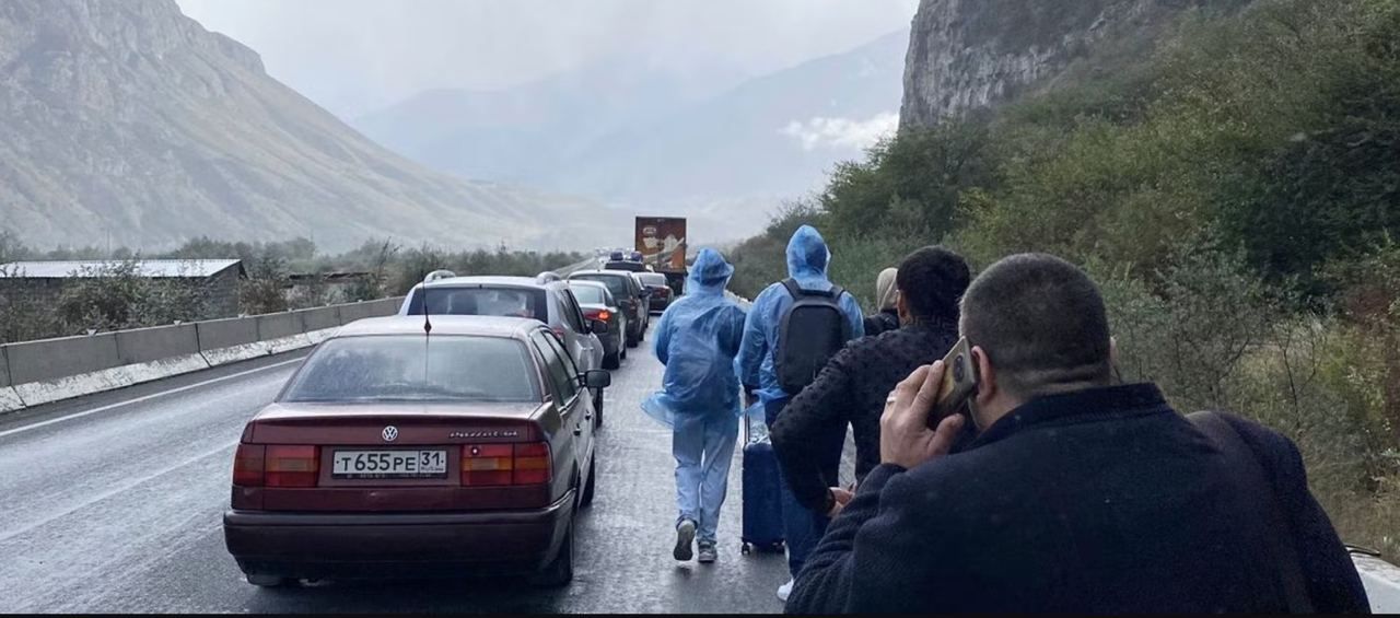 В Грузии и Казахстане наплыв мигрантов из РФ. Как волонтеры справляются с кризисом